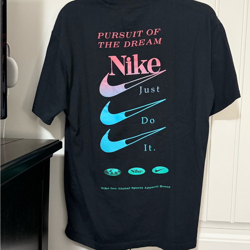 Nike short sleeve T-shirt, loose fit size small. Black.